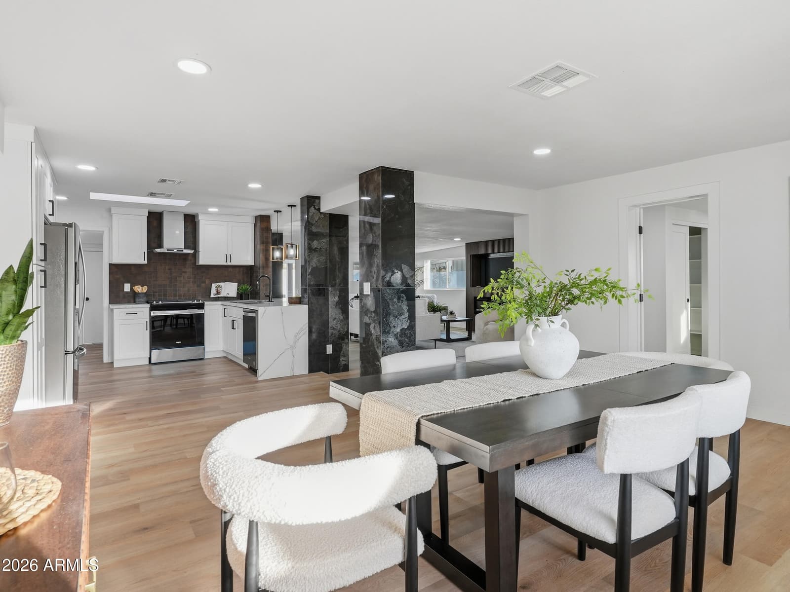 8025 N 11TH Place, Phoenix, AZ 85020 — photo 8 of 56