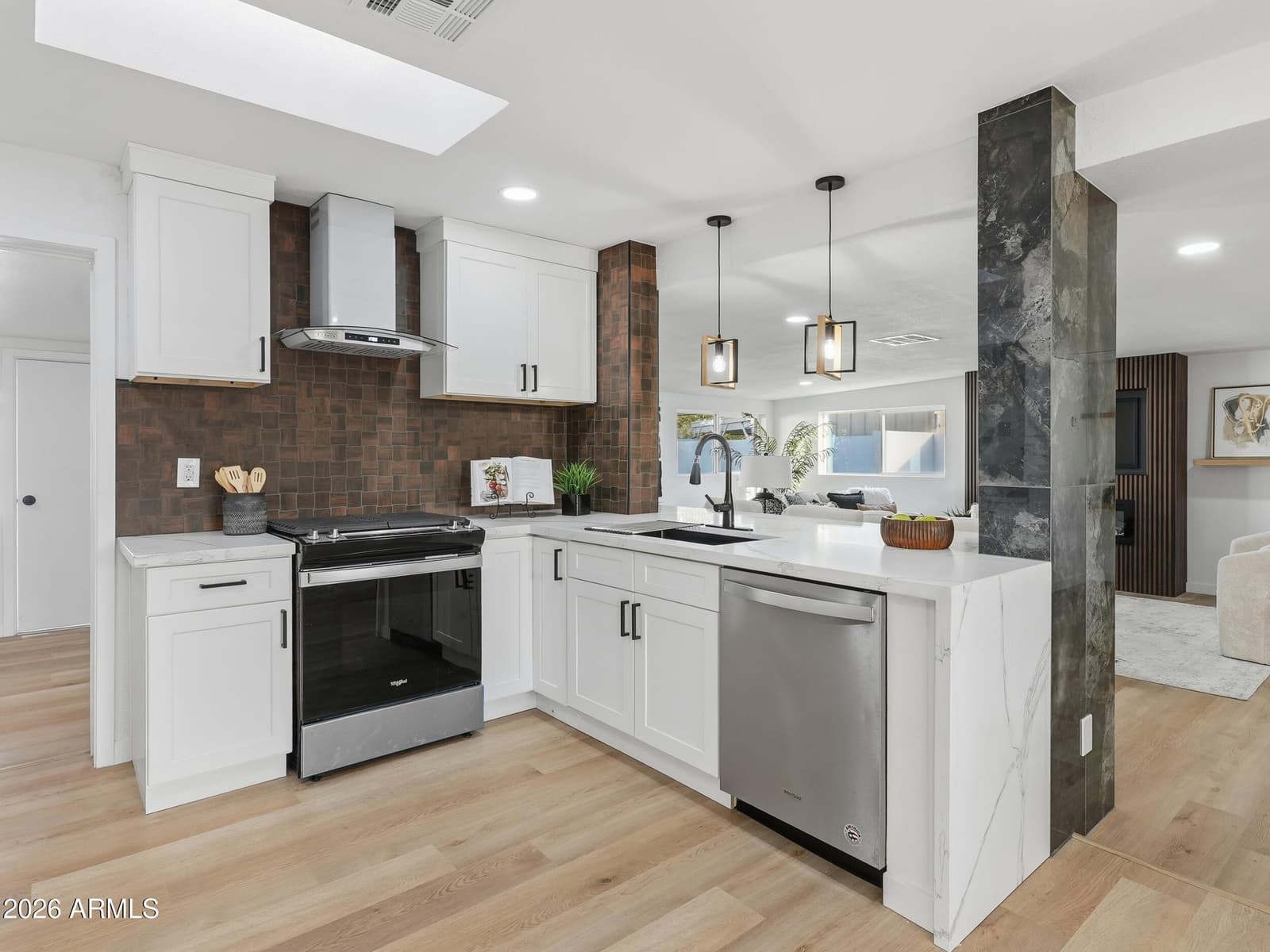 8025 N 11TH Place, Phoenix, AZ 85020 — photo 13 of 56