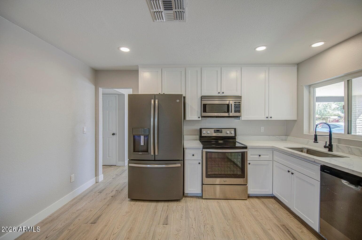 3238 W ALTADENA Avenue, Phoenix, AZ 85029 — photo 8 of 38