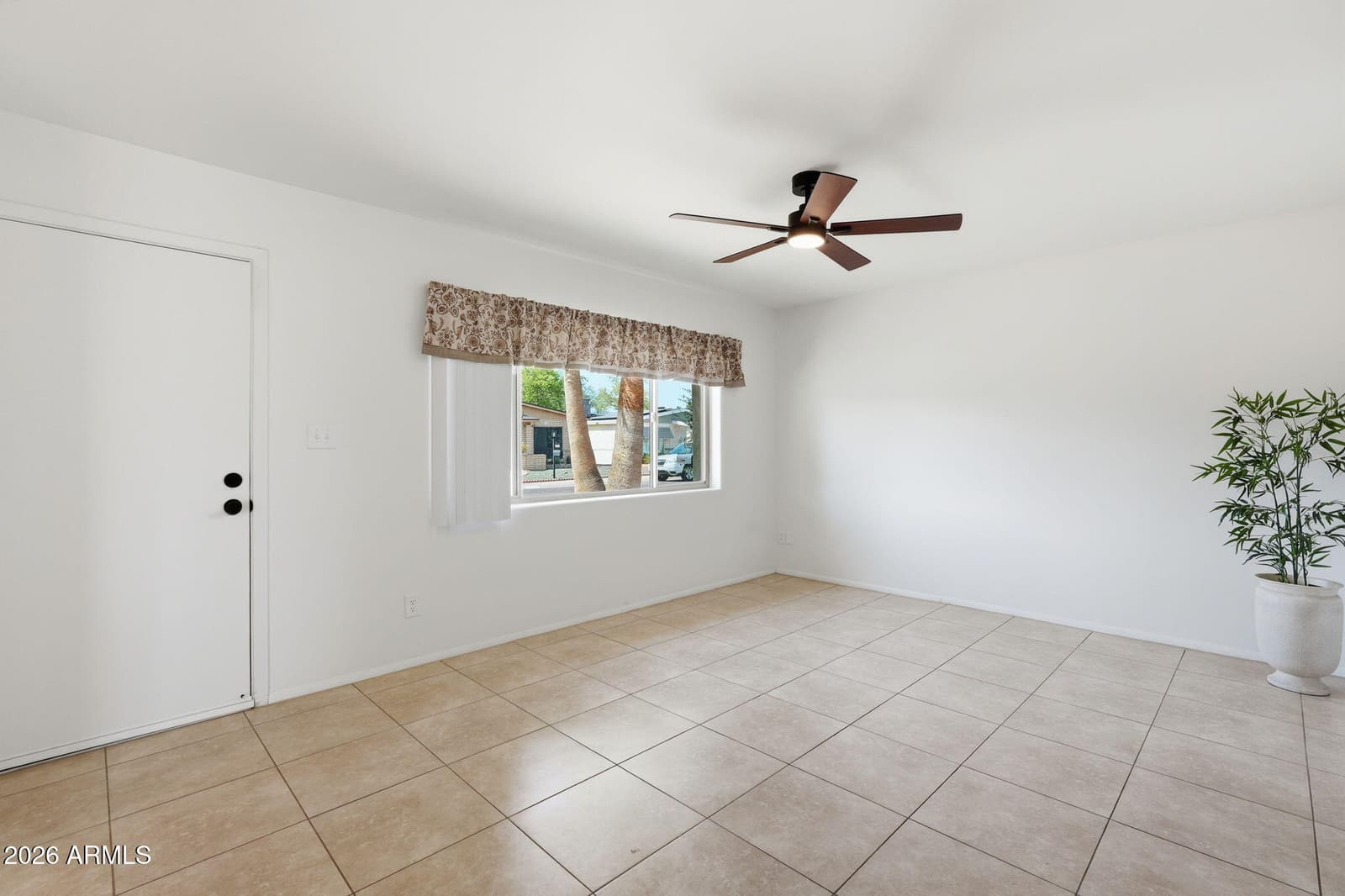 2201 E GRETTA Place, Phoenix, AZ 85022 — photo 11 of 40