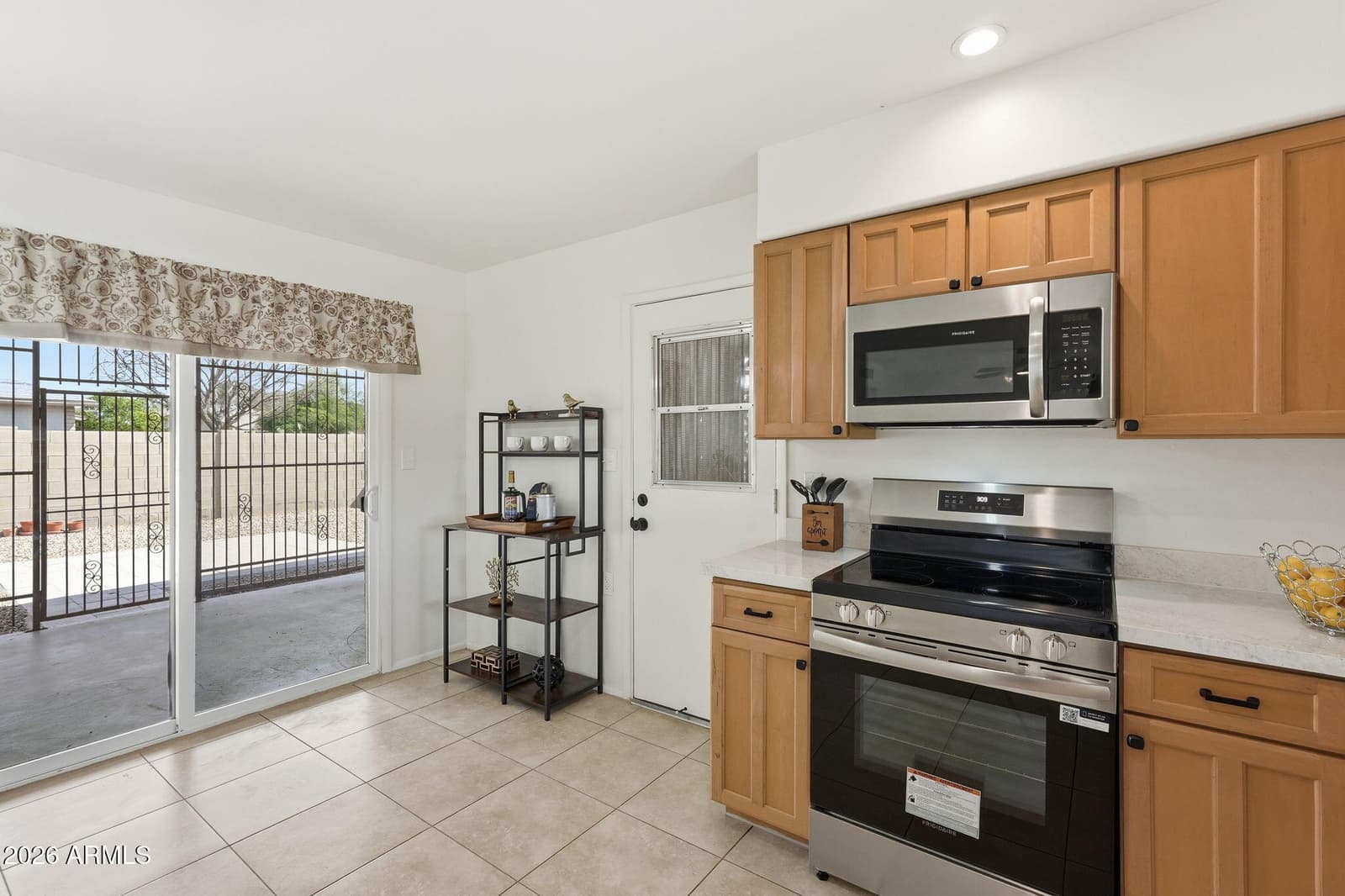 2201 E GRETTA Place, Phoenix, AZ 85022 — photo 5 of 40