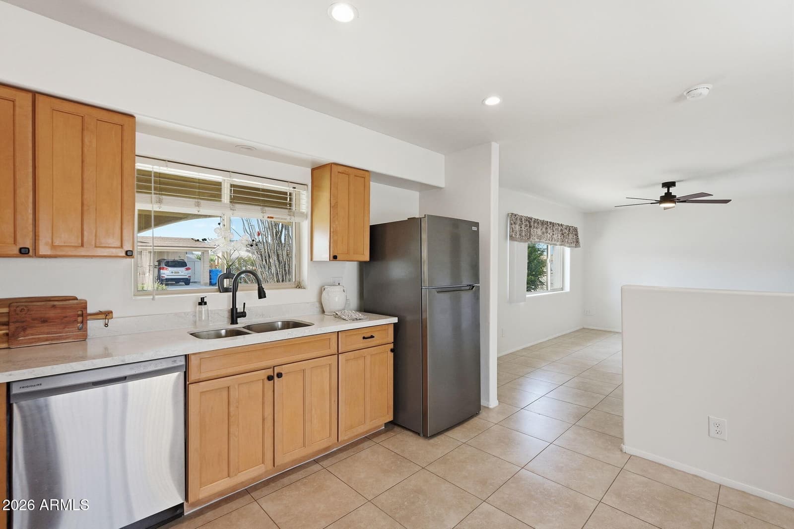 2201 E GRETTA Place, Phoenix, AZ 85022 — photo 4 of 40