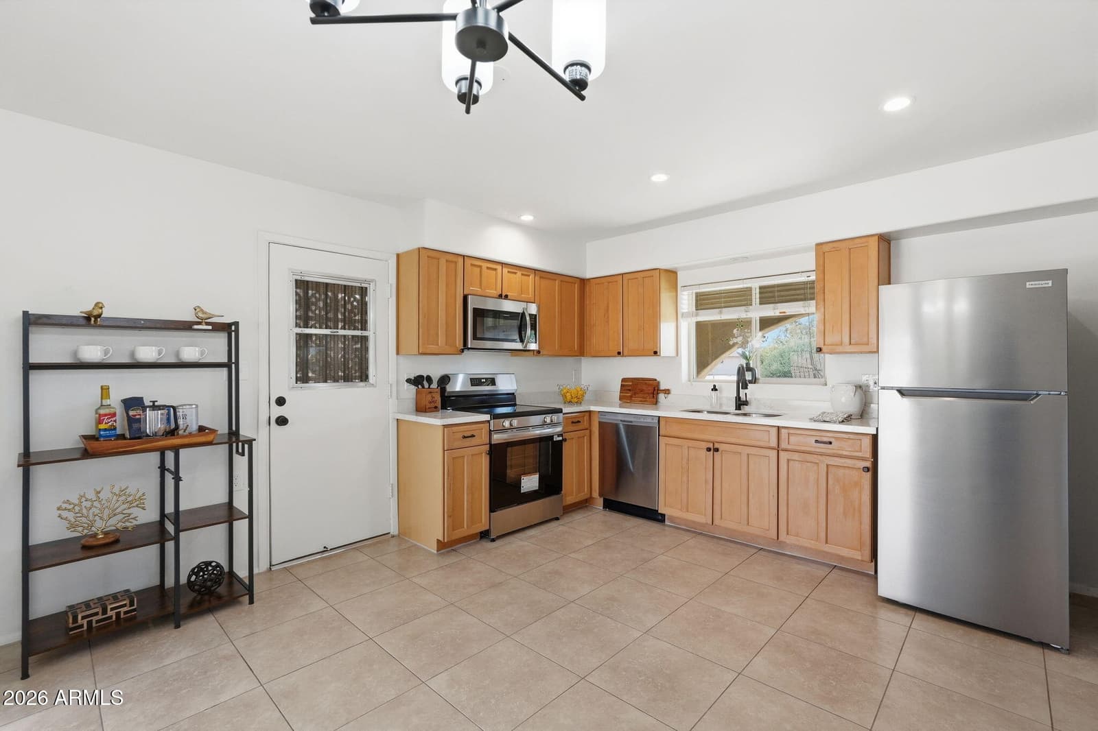 2201 E GRETTA Place, Phoenix, AZ 85022 — photo 10 of 40