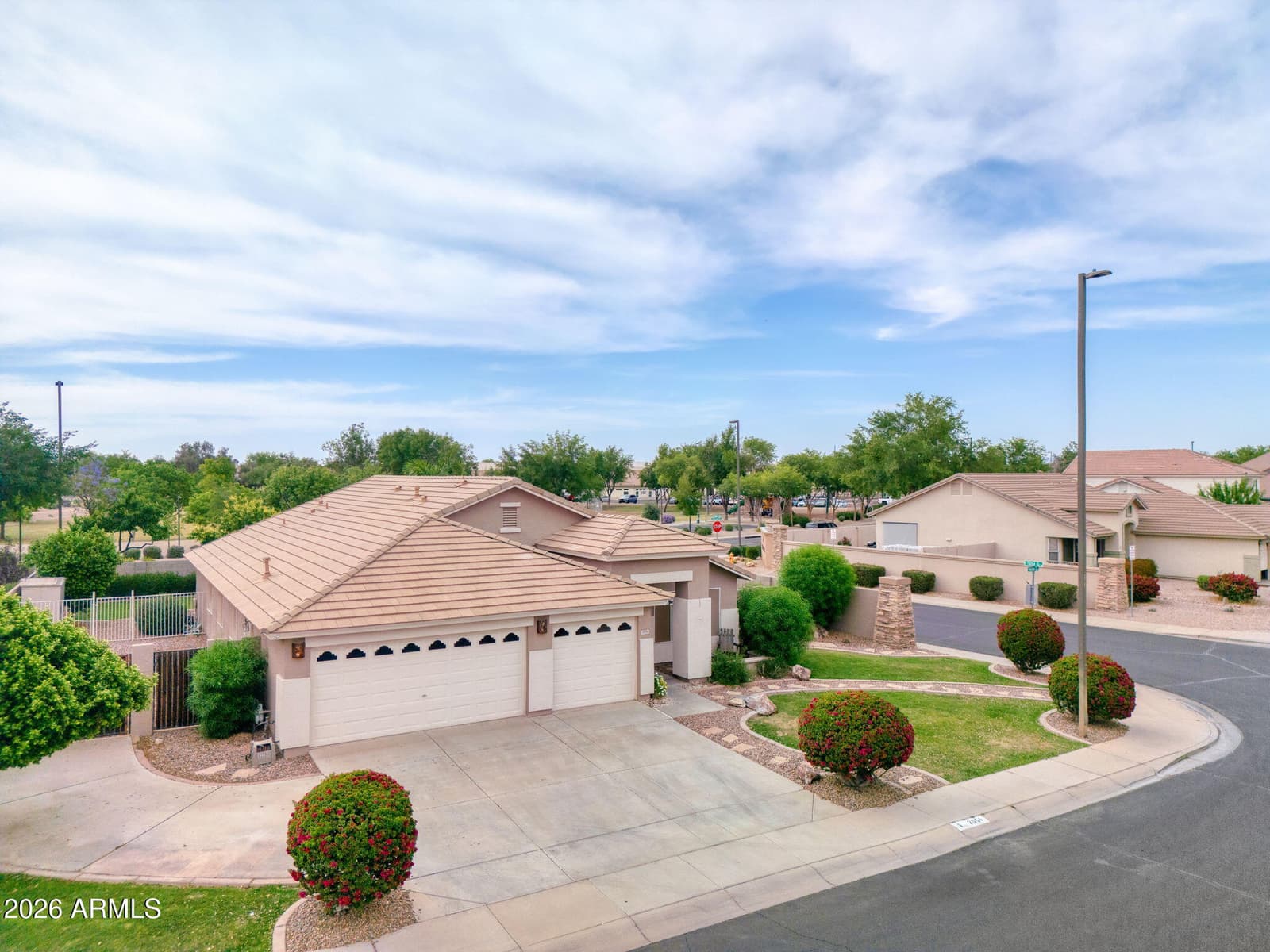 2054 S Marble Street, Gilbert, AZ 85295 — photo 4 of 27