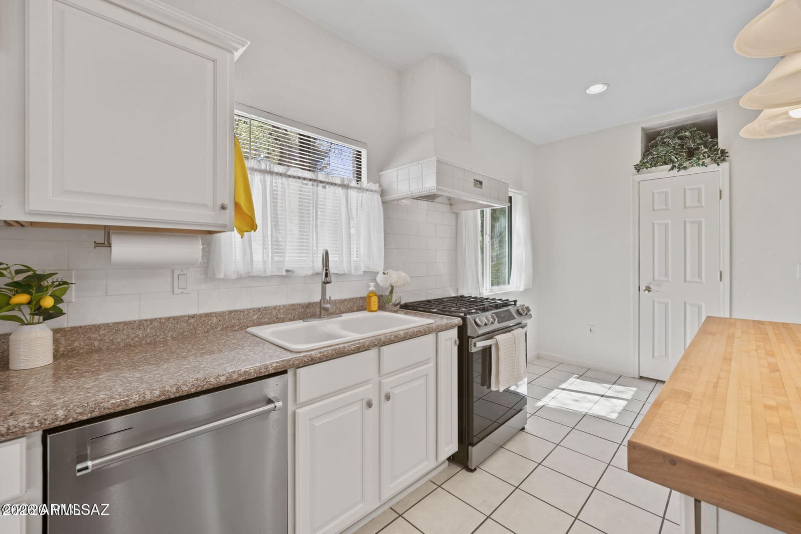 1045 E NUESTRO Street, Oracle, AZ 85623 — photo 11 of 50