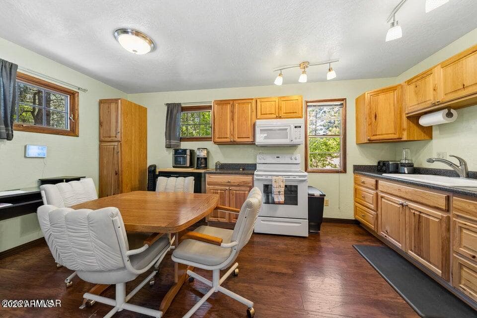5801 APACHE Trail, Pinetop, AZ 85935 — photo 15 of 40