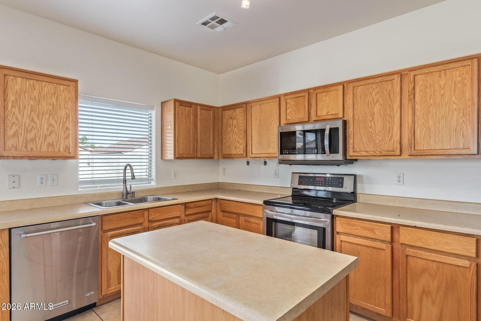 1924 E ANDALUSIAN Loop, San Tan Valley, AZ 85140 — photo 10 of 36