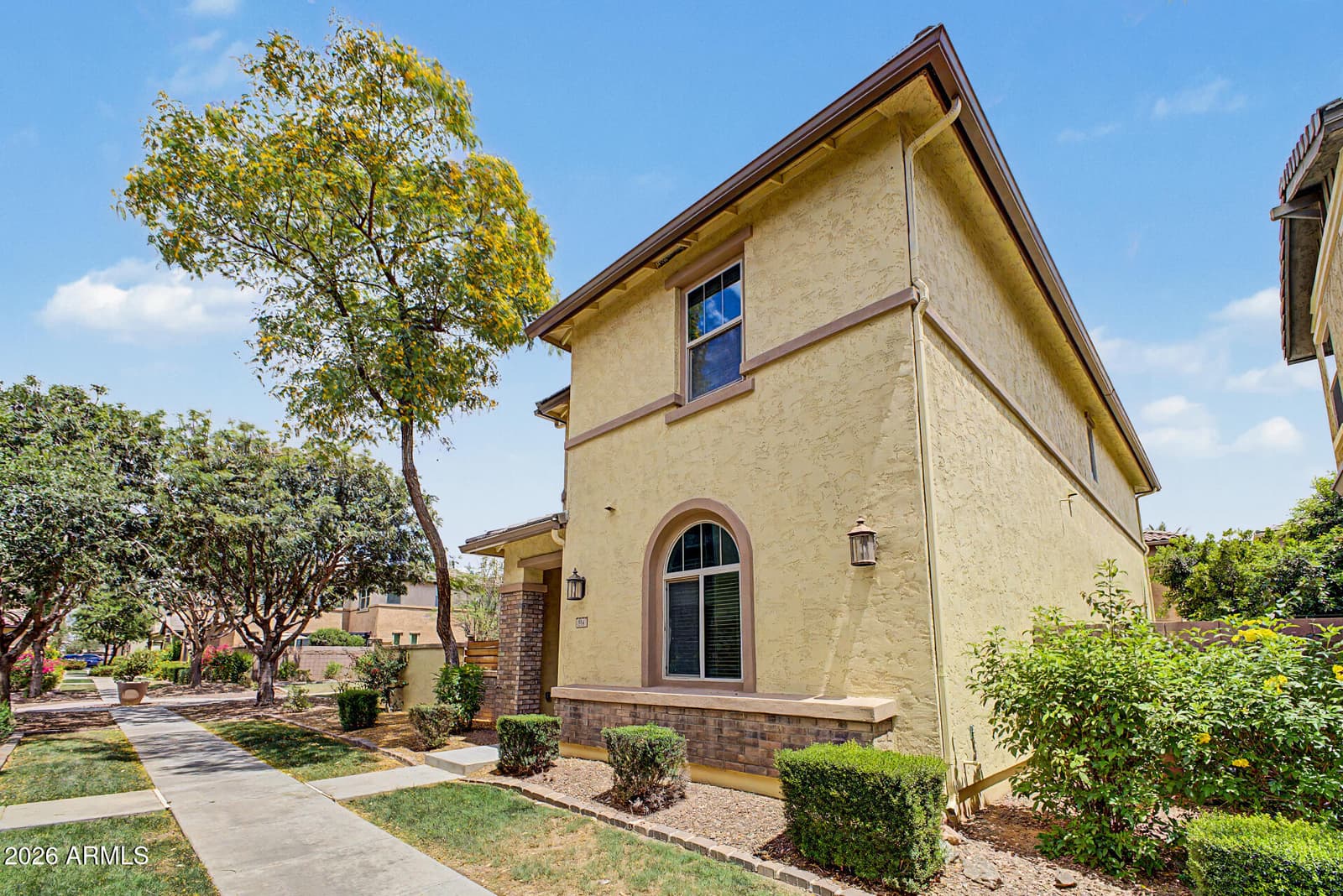 914 S OSBORN Lane, Gilbert, AZ 85296 — photo 4 of 36