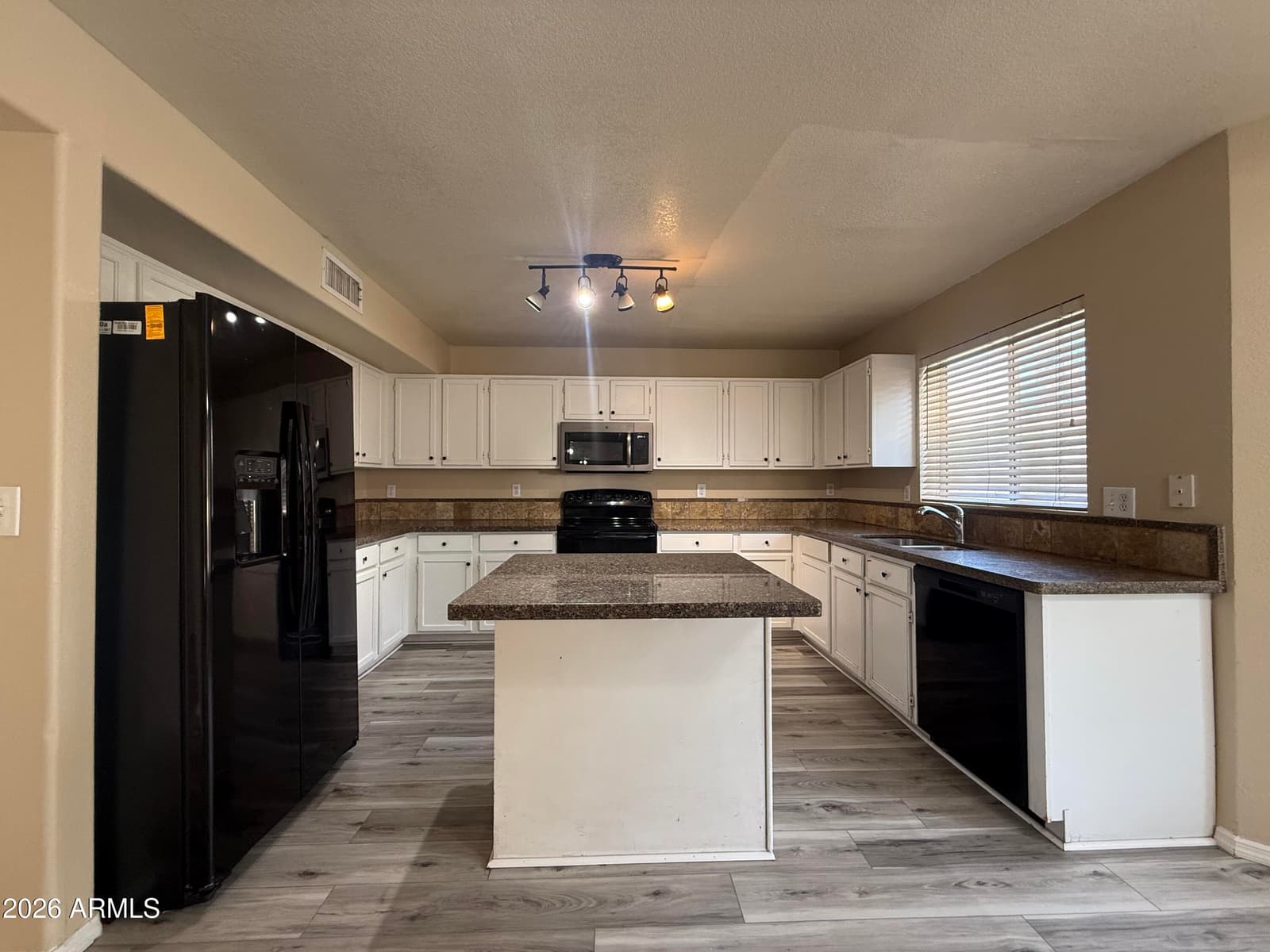 13839 N 19TH Way, Phoenix, AZ 85022 — photo 5 of 36
