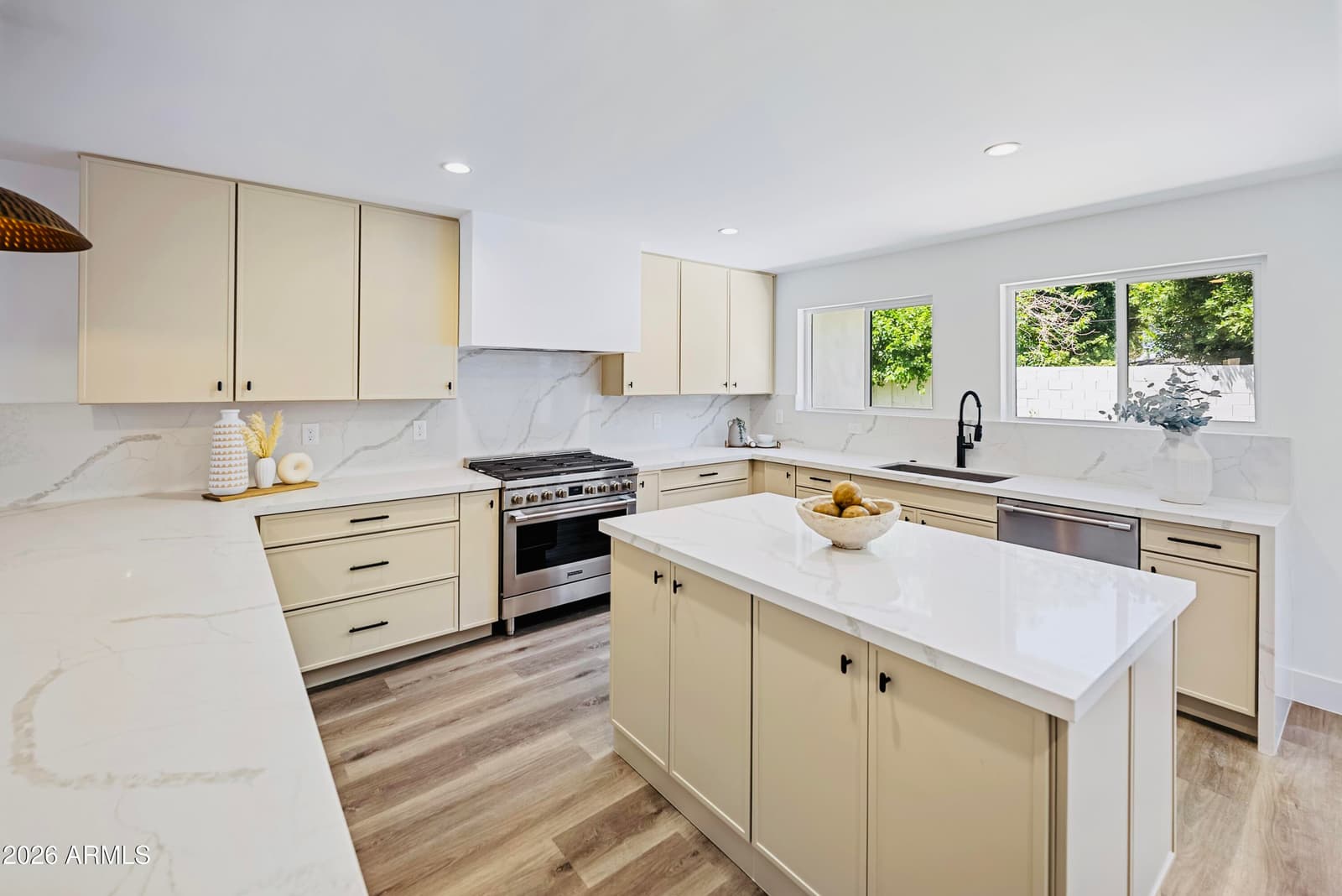 6830 N 10TH Place, Phoenix, AZ 85014 — photo 13 of 45