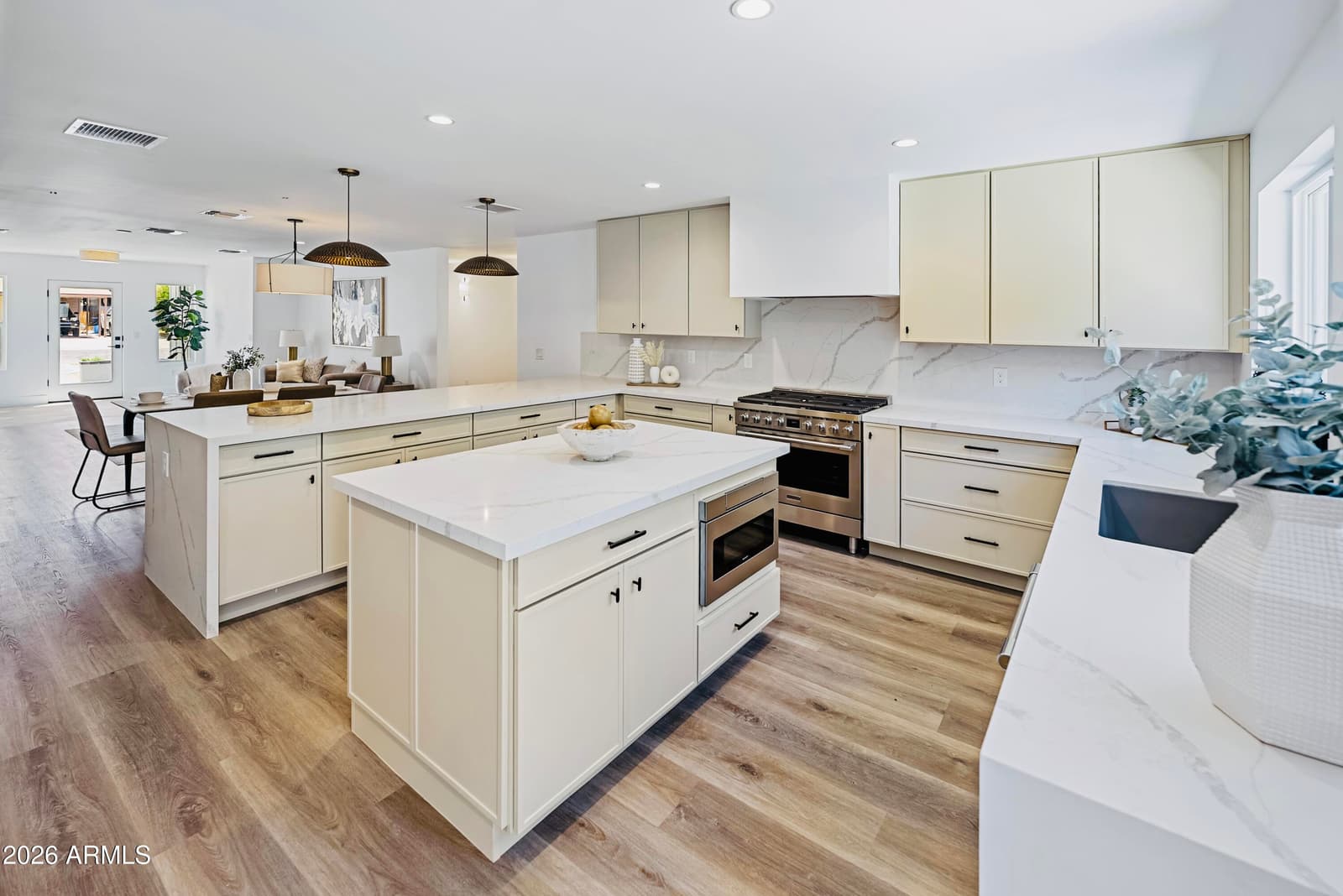 6830 N 10TH Place, Phoenix, AZ 85014 — photo 14 of 45