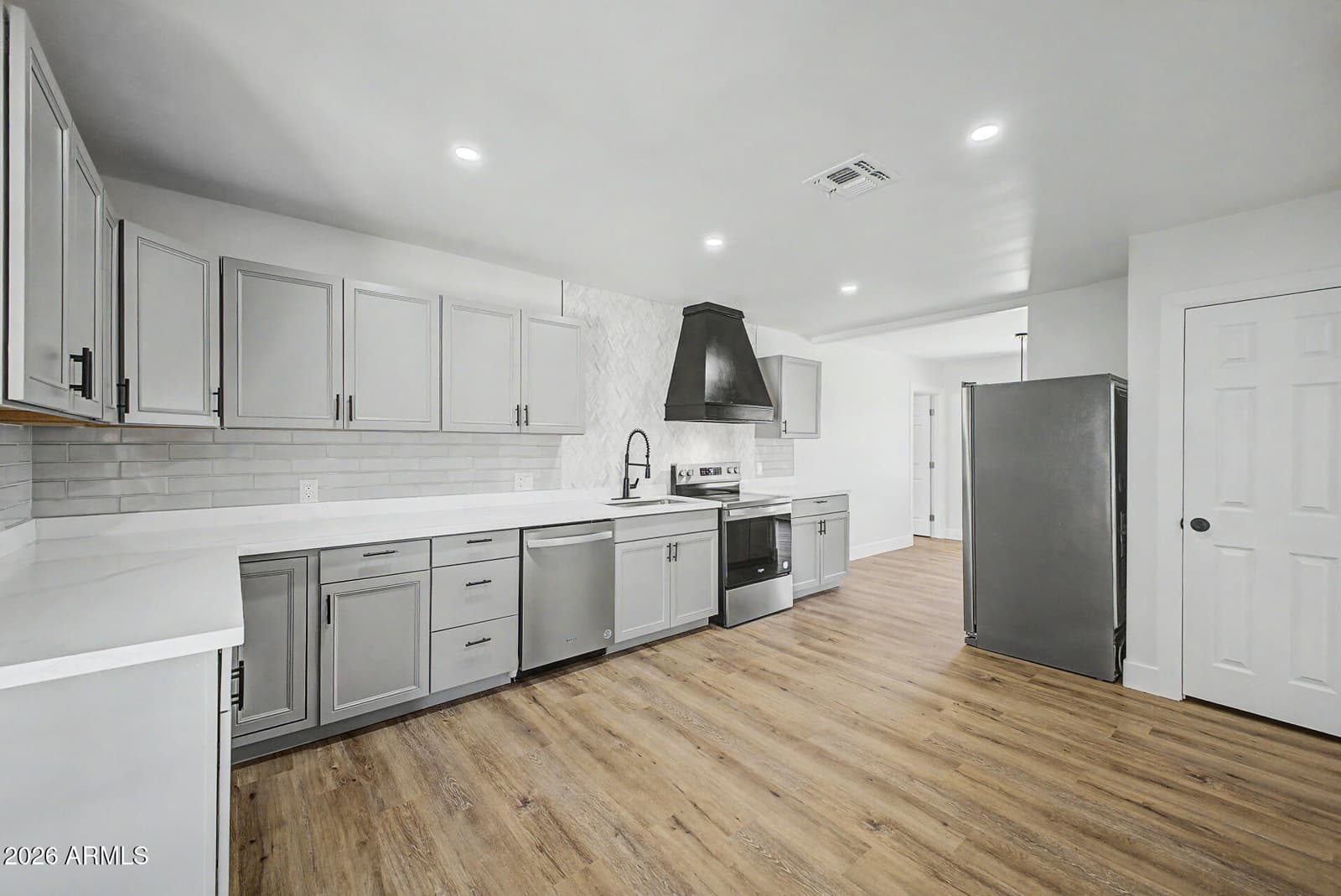 1147 E FLYNN Lane, Phoenix, AZ 85014 — photo 11 of 38