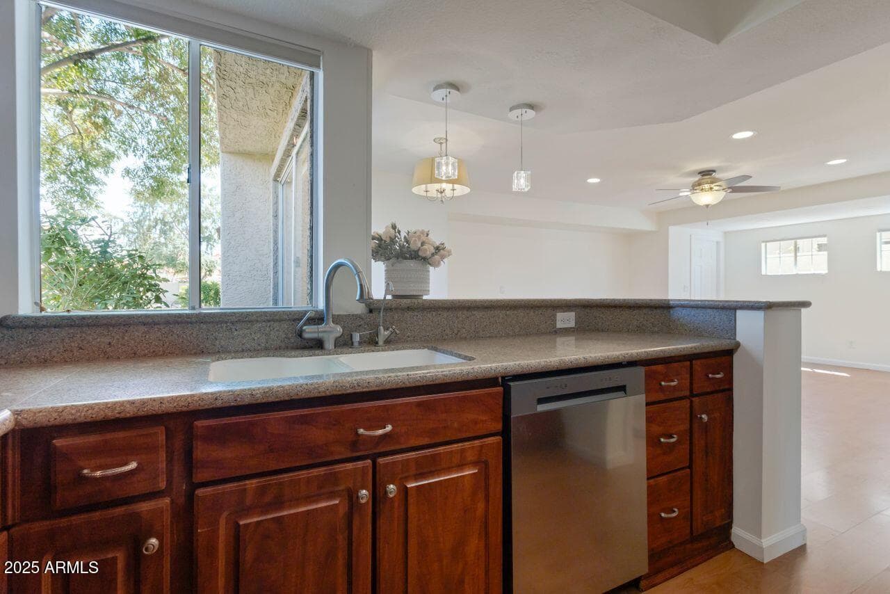 4020 E LAUREL Lane, Phoenix, AZ 85028 — photo 15 of 39