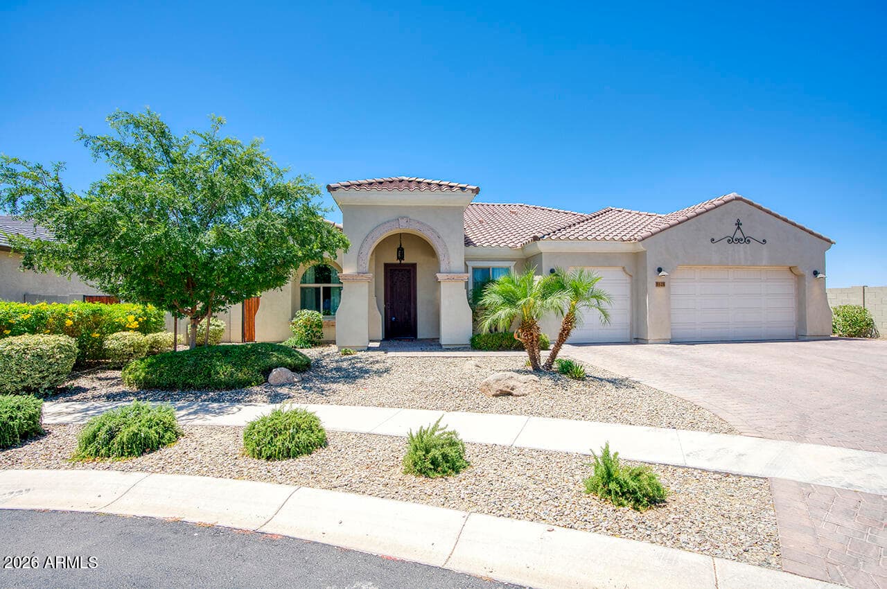 8428 S 16TH Drive, Phoenix, AZ 85041 — photo 1 of 23