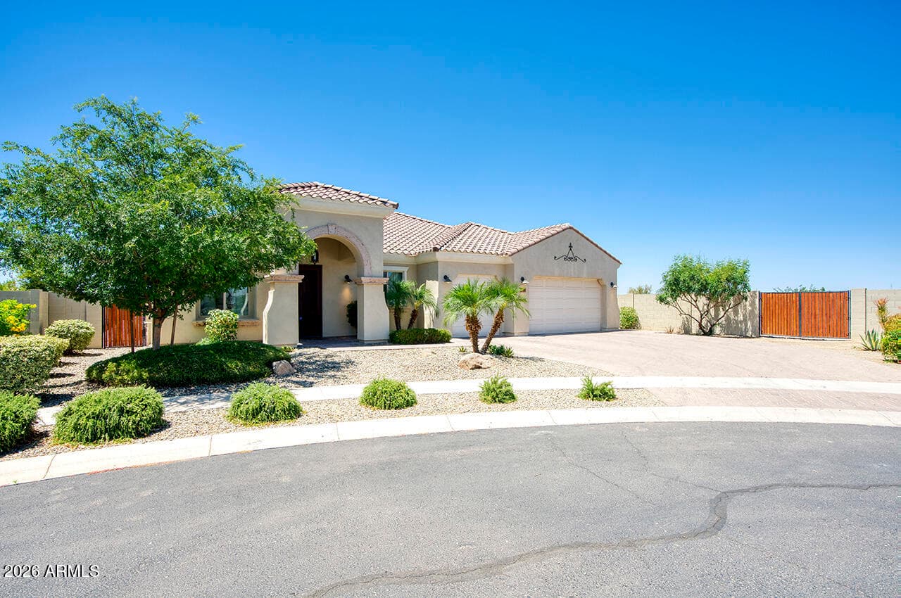 8428 S 16TH Drive, Phoenix, AZ 85041 — photo 2 of 23
