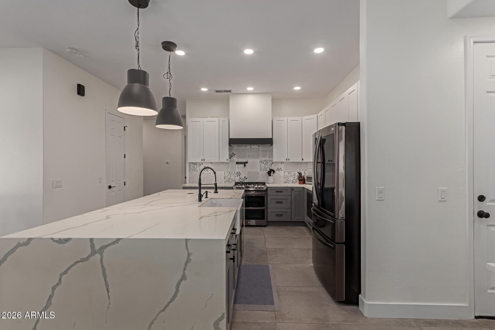 5242 E HERRERA Drive, Phoenix, AZ 85054 — photo 12 of 31