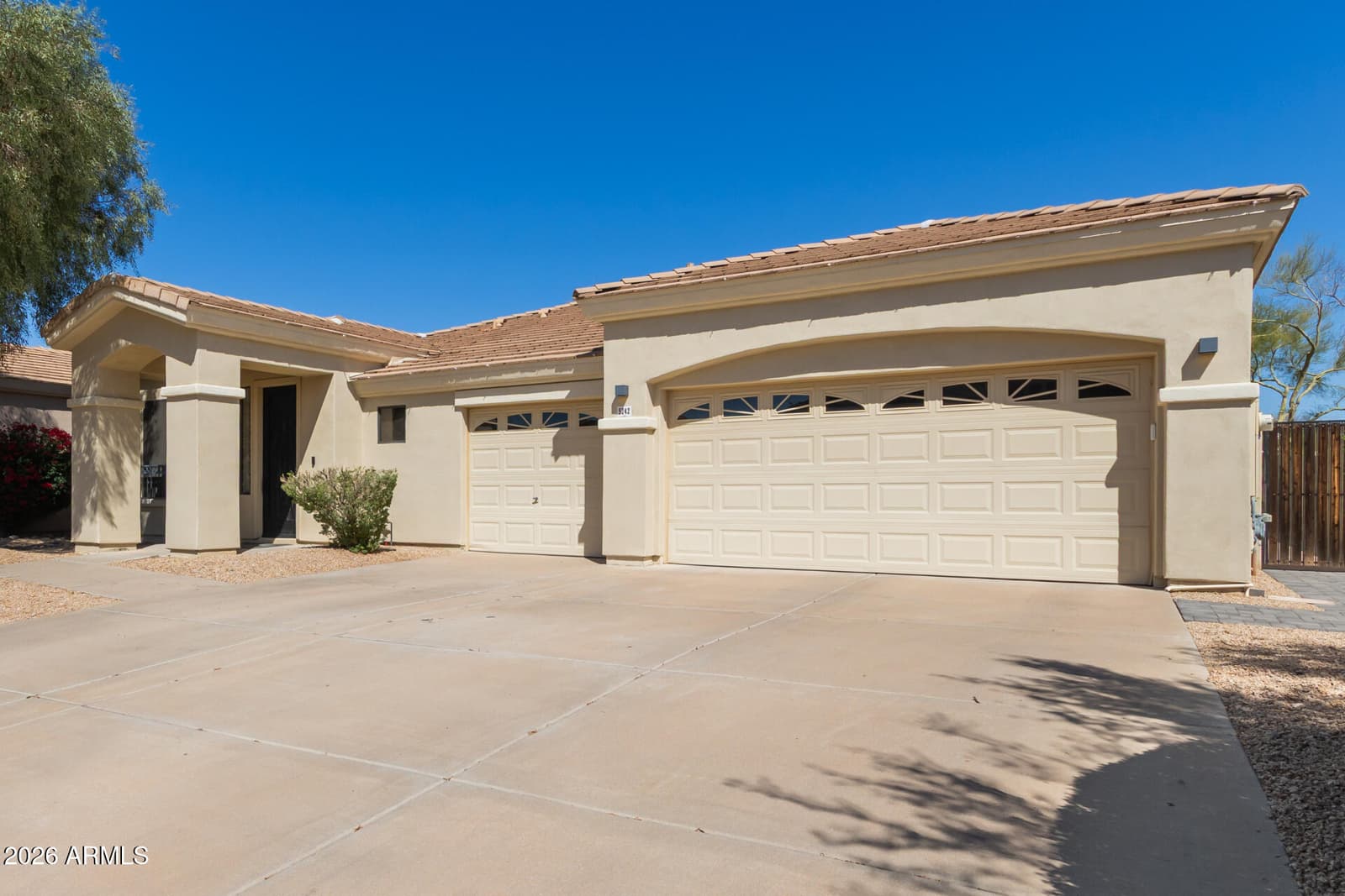 5242 E HERRERA Drive, Phoenix, AZ 85054 — photo 6 of 31