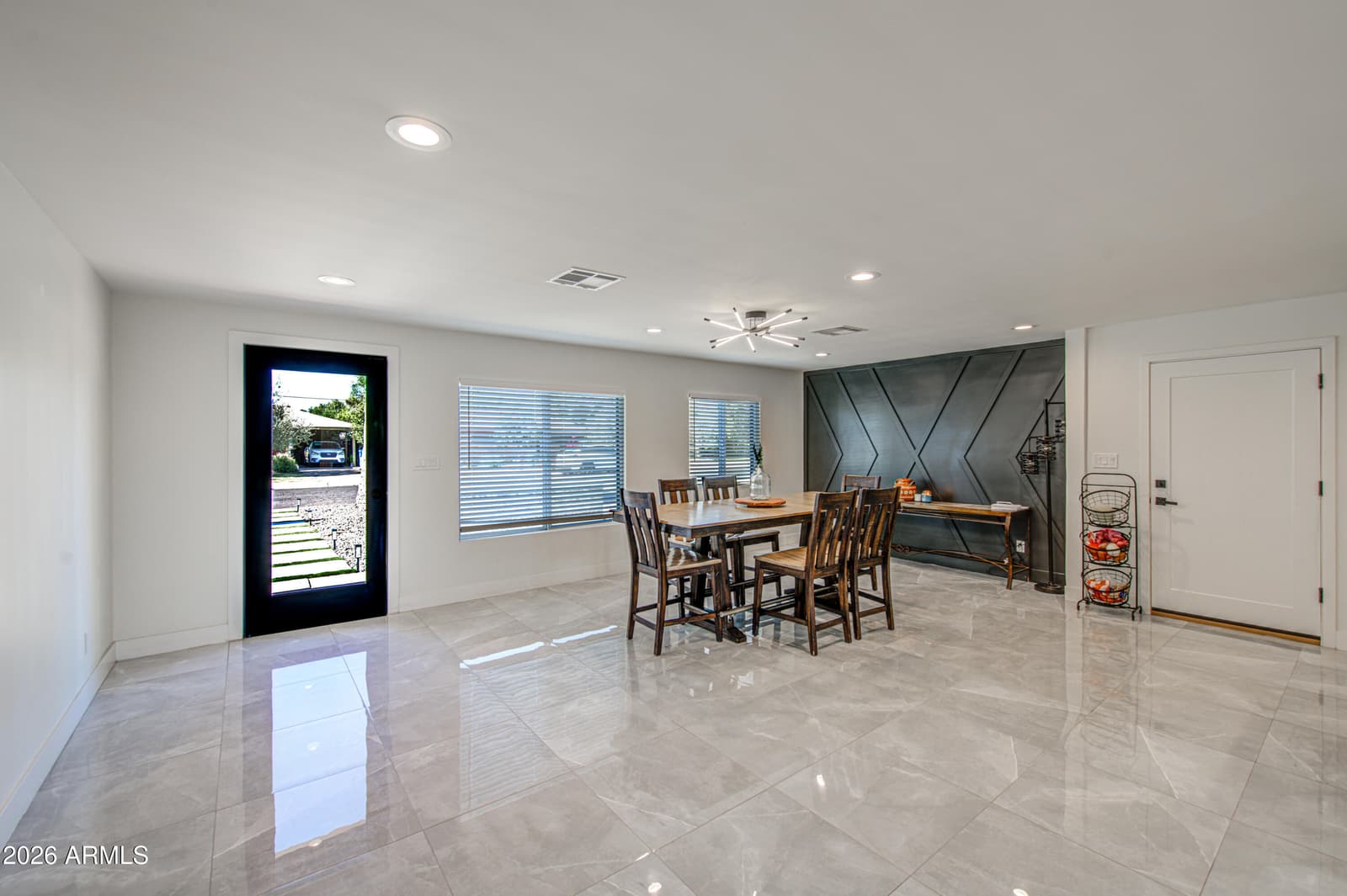1261 E CAMBRIDGE Avenue, Phoenix, AZ 85006 — photo 5 of 46