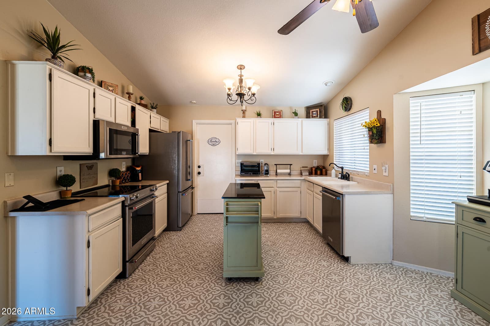 9126 W PORT ROYALE Lane, Peoria, AZ 85381 — photo 10 of 32