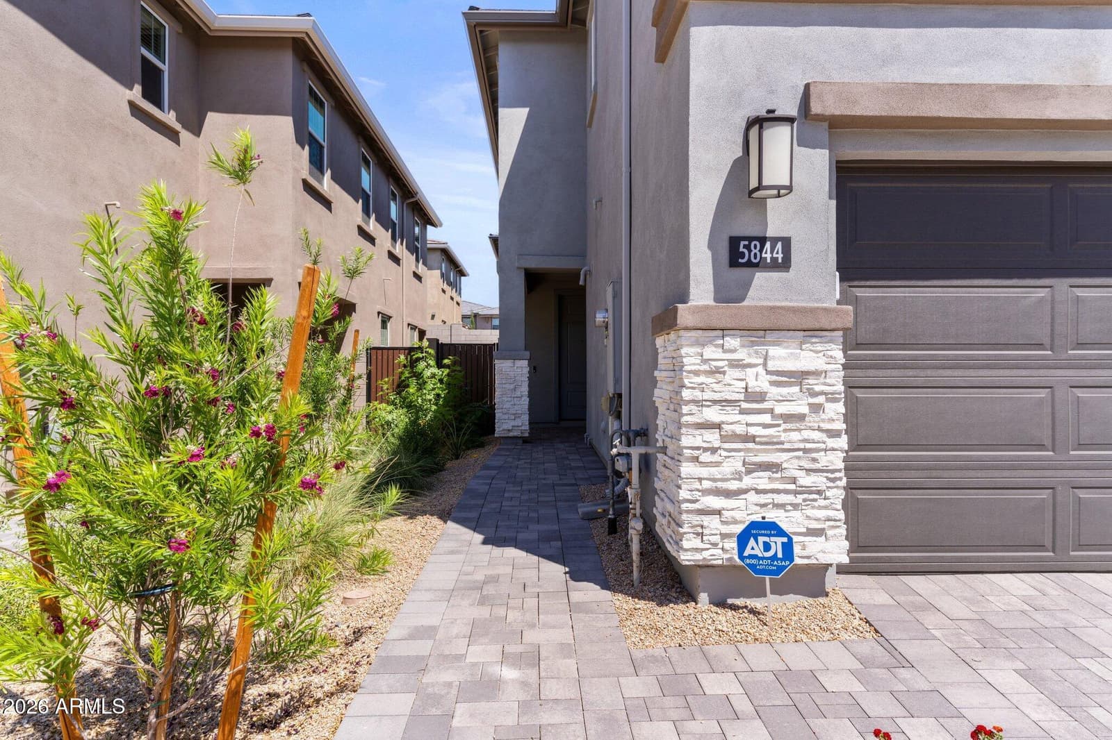 5844 E COVEY Lane, Phoenix, AZ 85054 — photo 3 of 36