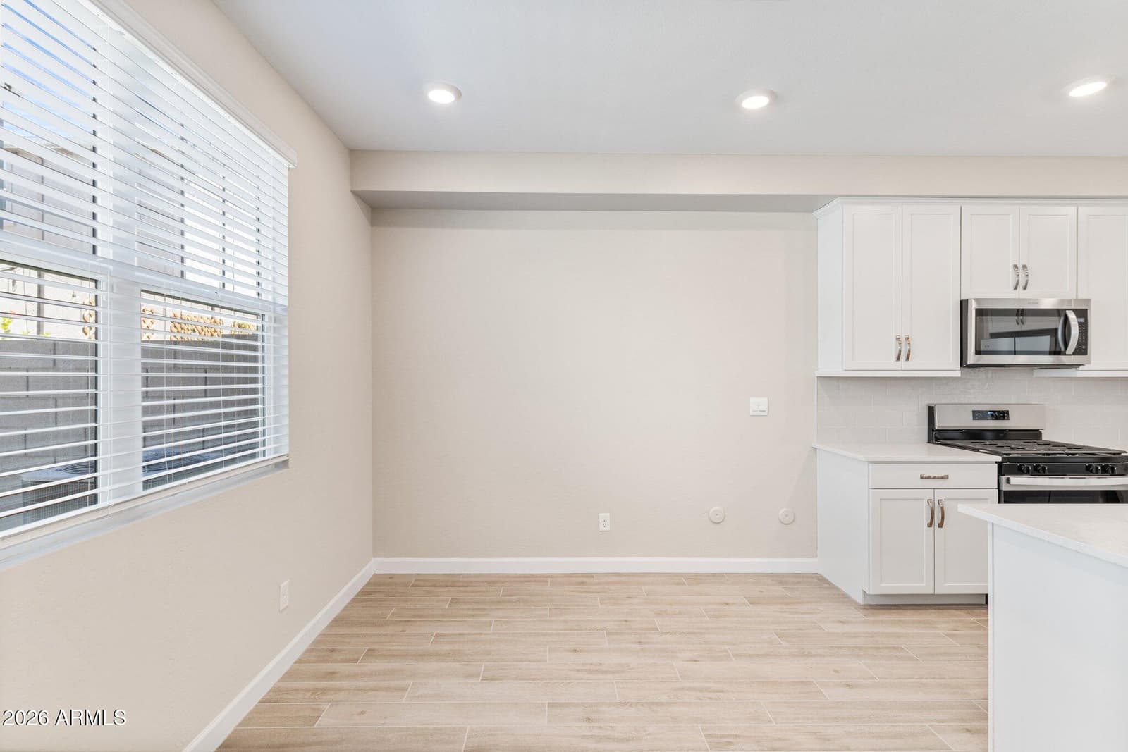 5844 E COVEY Lane, Phoenix, AZ 85054 — photo 10 of 36