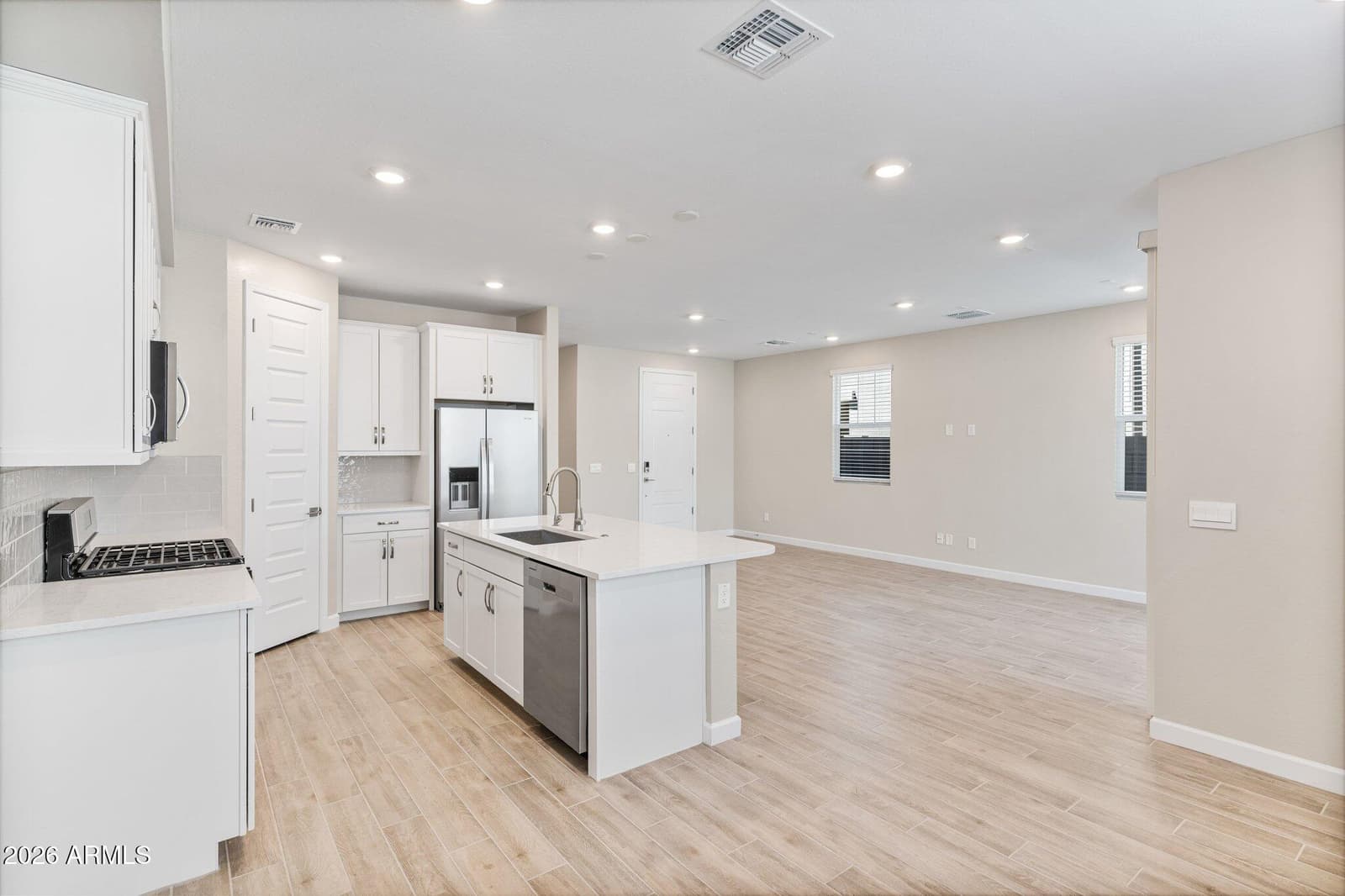 5844 E COVEY Lane, Phoenix, AZ 85054 — photo 11 of 36