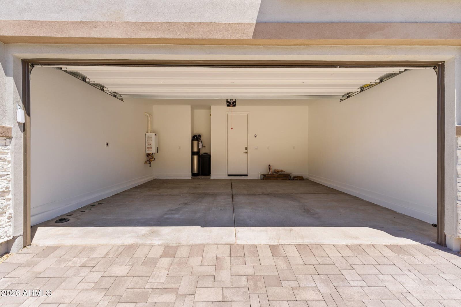 5844 E COVEY Lane, Phoenix, AZ 85054 — photo 33 of 36