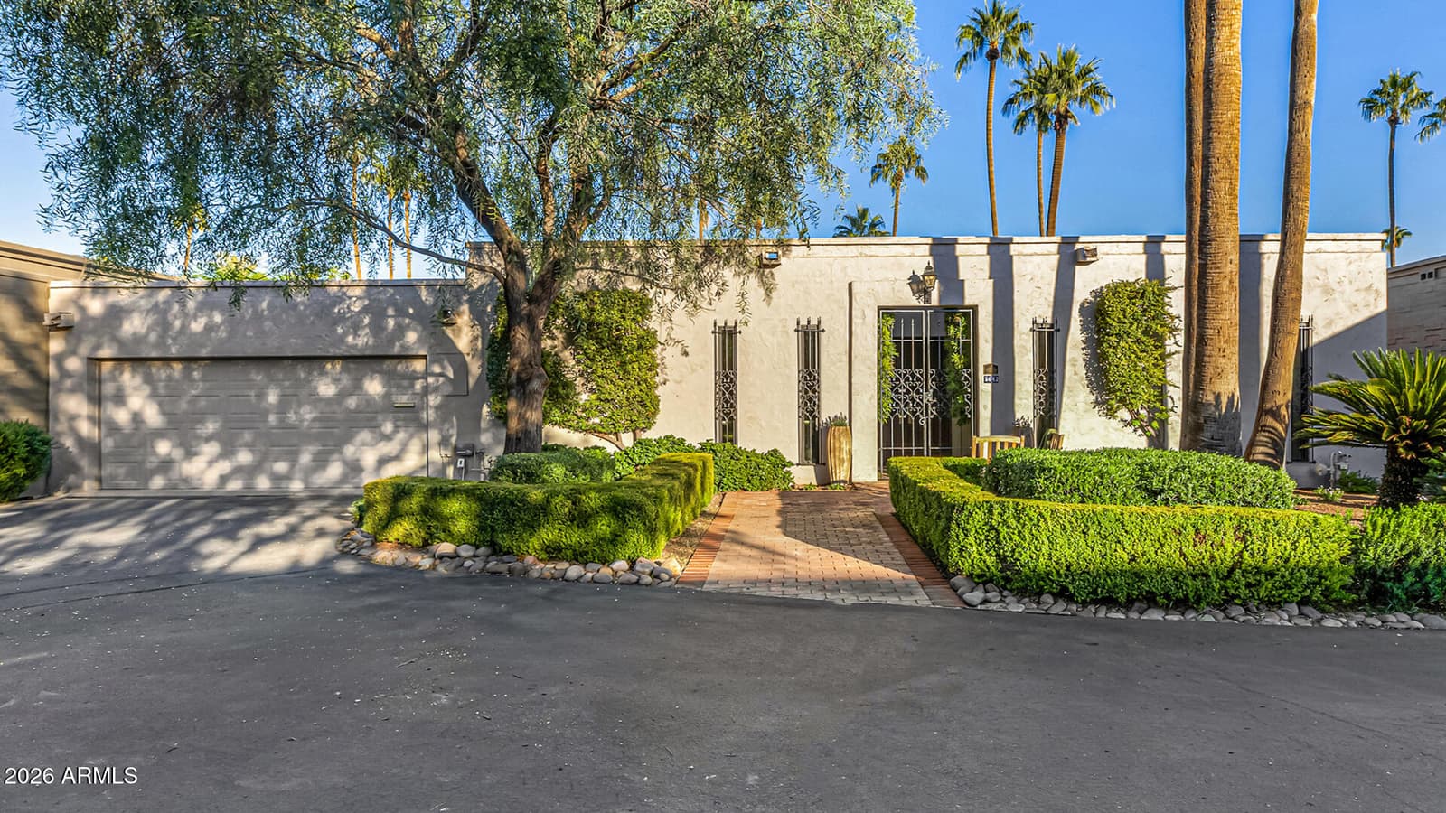 5642 N SCOTTSDALE Road, Paradise Valley, AZ 85253 — photo 2 of 32