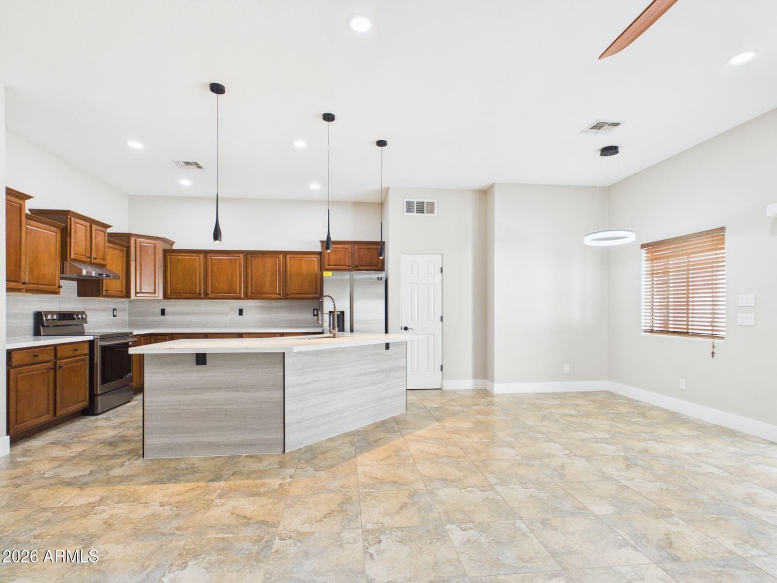 2926 E HARTFORD Avenue, Phoenix, AZ 85032 — photo 10 of 81