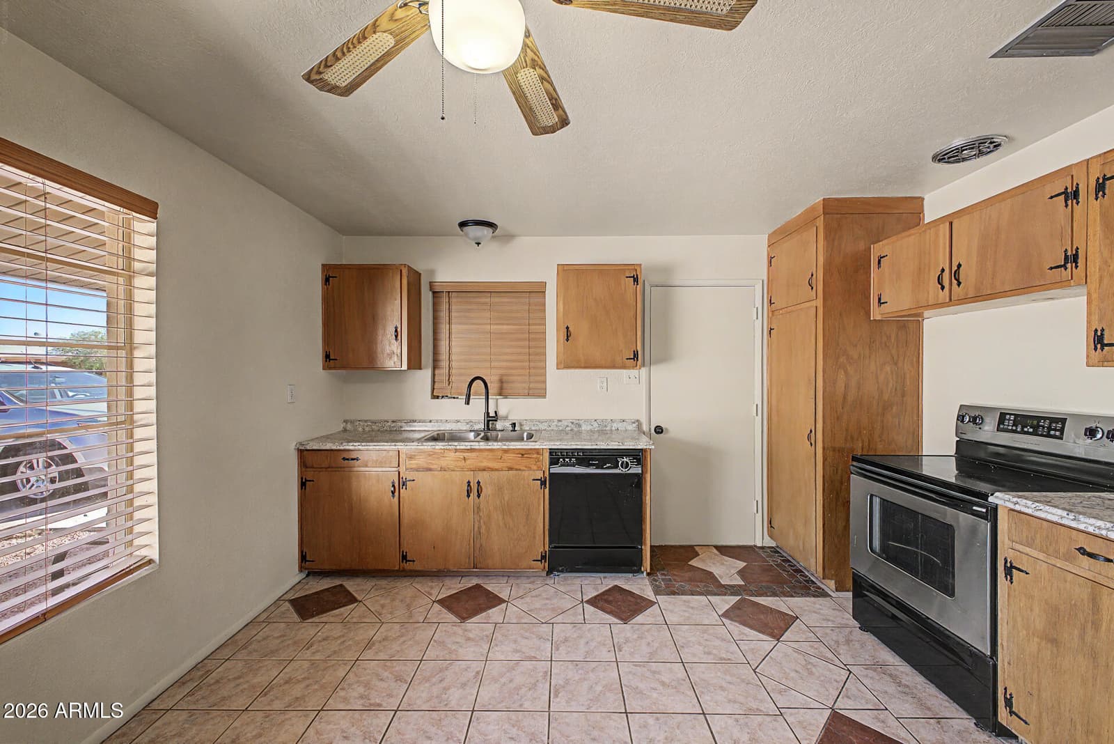 924 E GRANADA Avenue, Apache Junction, AZ 85119 — photo 4 of 21