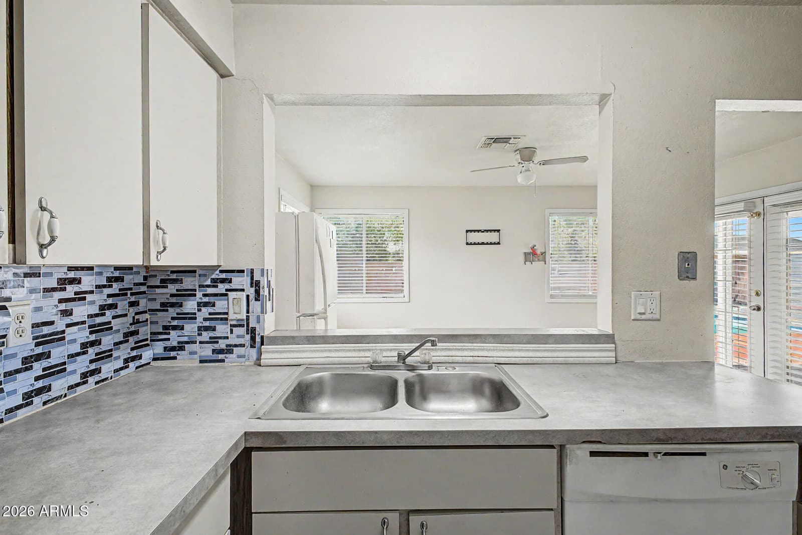 9822 N 47TH Drive, Glendale, AZ 85302 — photo 10 of 28