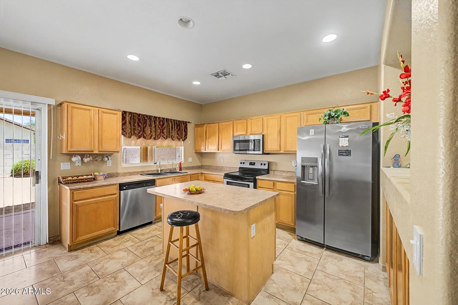 8118 W HARMONY Lane, Peoria, AZ 85382 — photo 9 of 33