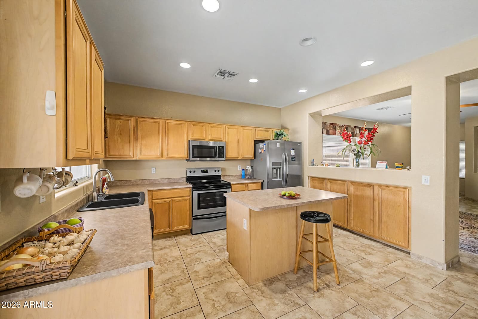 8118 W HARMONY Lane, Peoria, AZ 85382 — photo 10 of 33