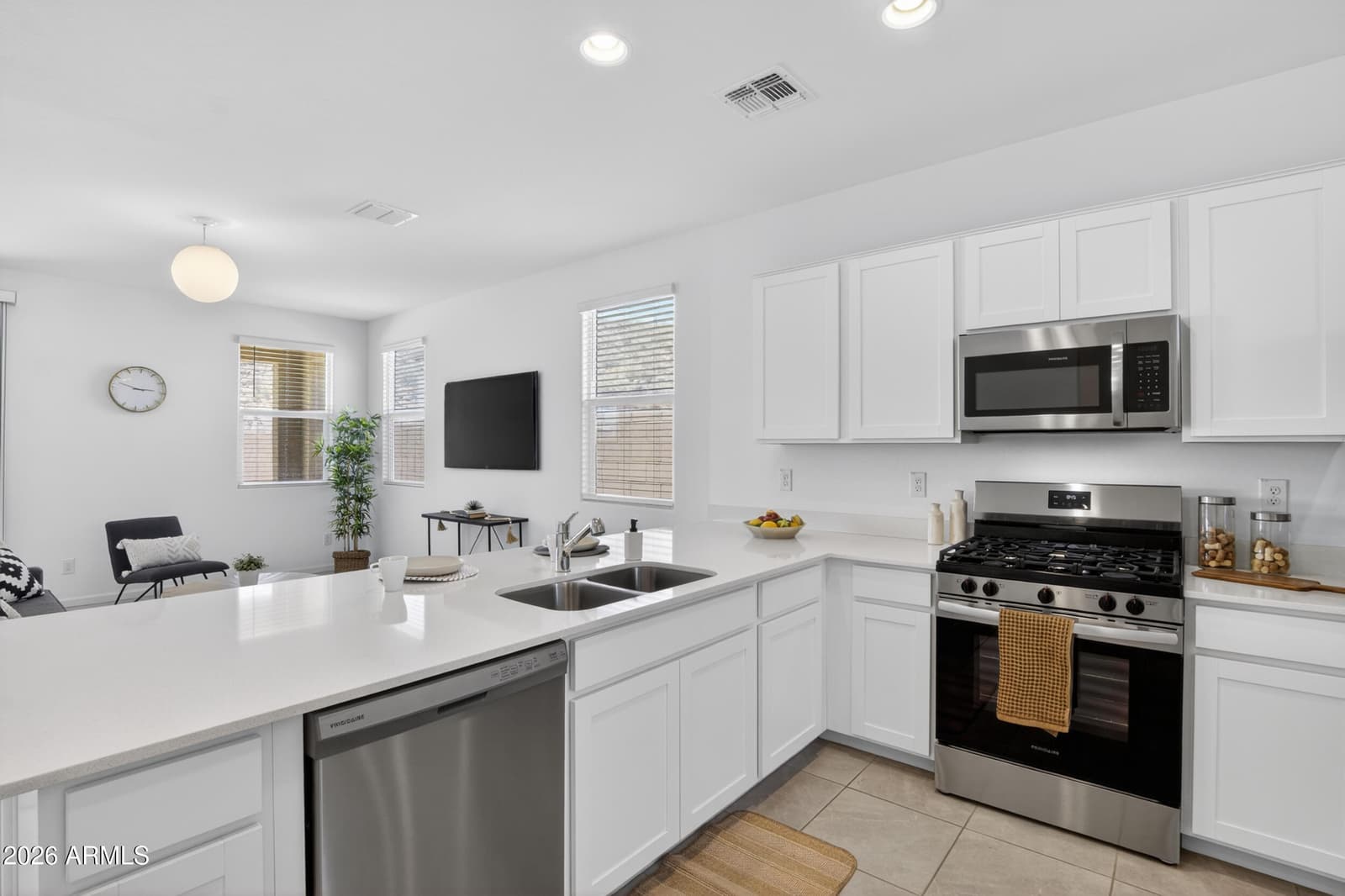3253 W JUNIPER CANYON Drive, Phoenix, AZ 85083 — photo 8 of 37