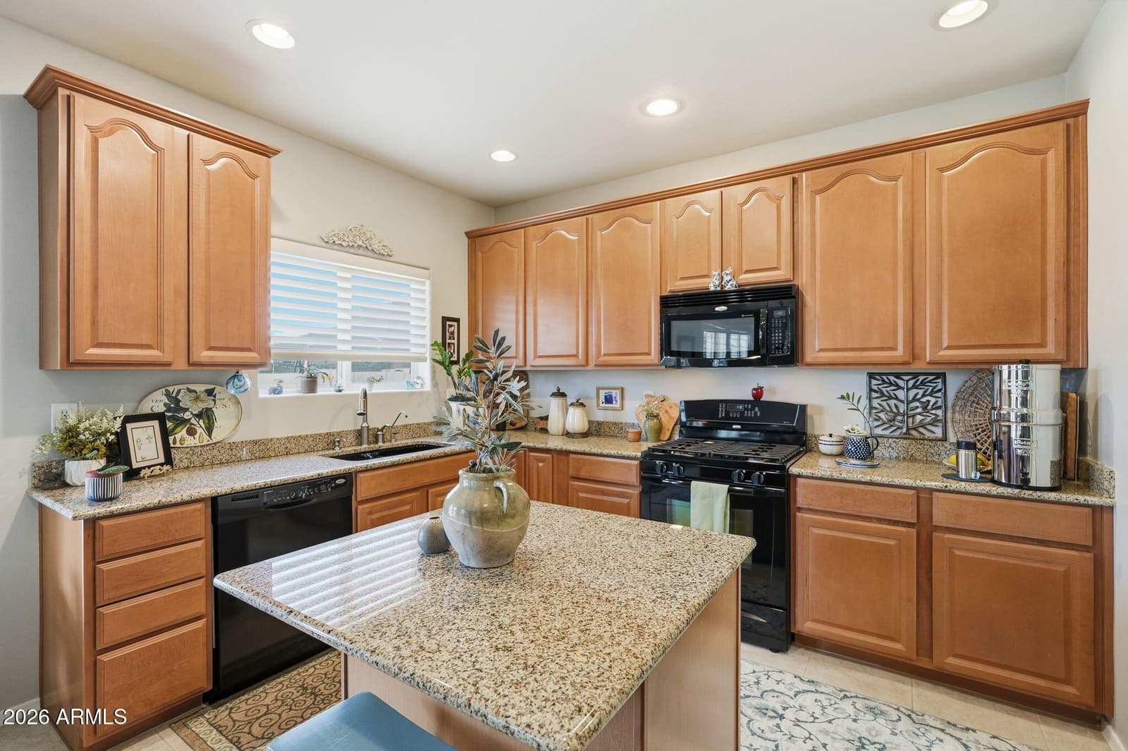 956 E CANYON ROCK Road, San Tan Valley, AZ 85143 — photo 10 of 54