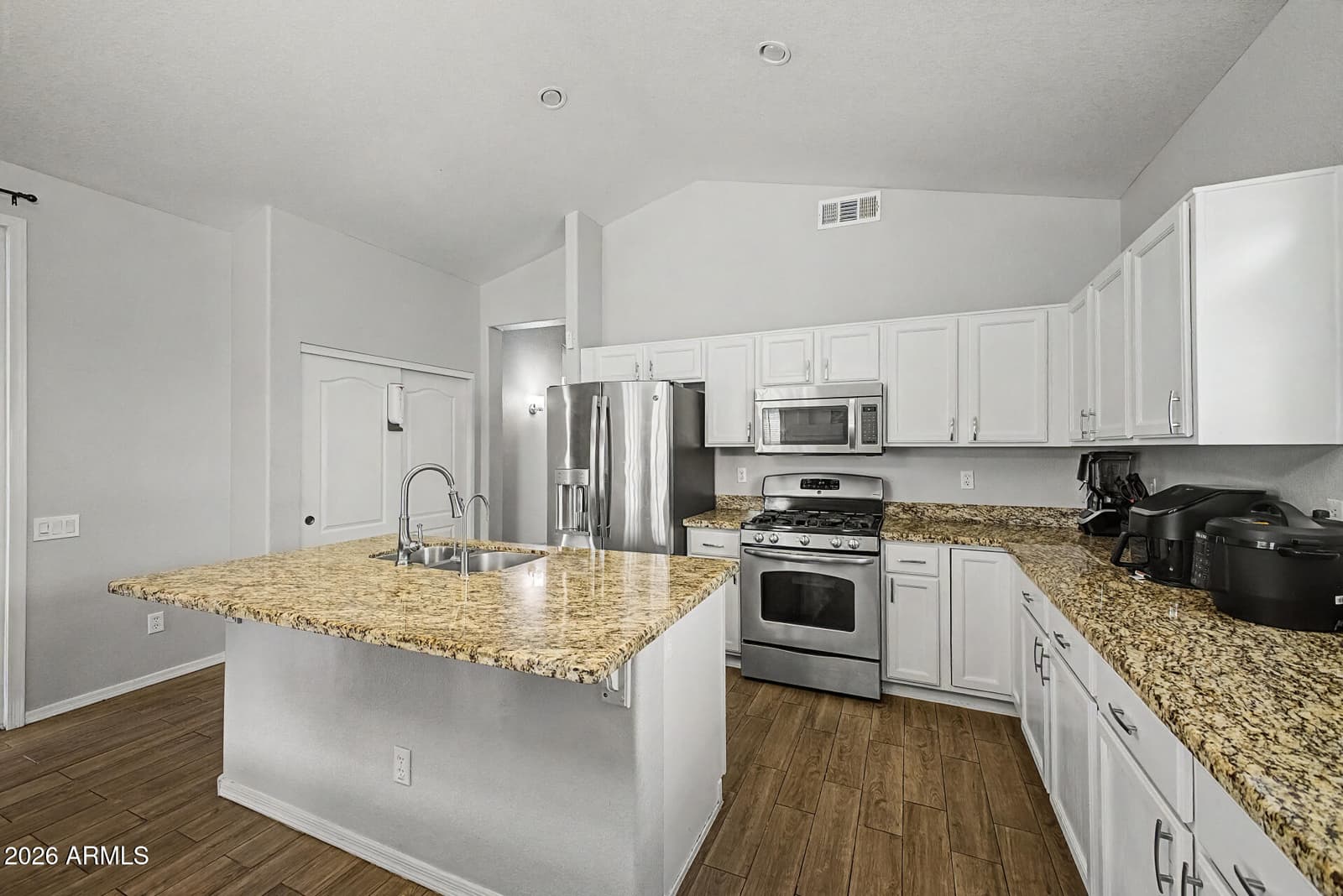 725 W BEVERLY Lane, Phoenix, AZ 85023 — photo 18 of 43