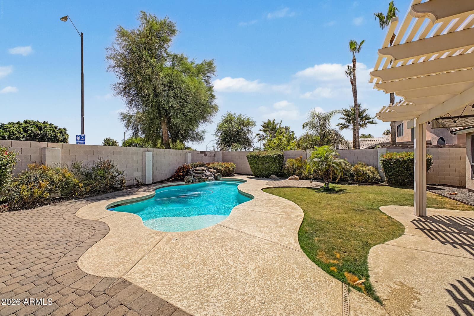725 W BEVERLY Lane, Phoenix, AZ 85023 — photo 38 of 43