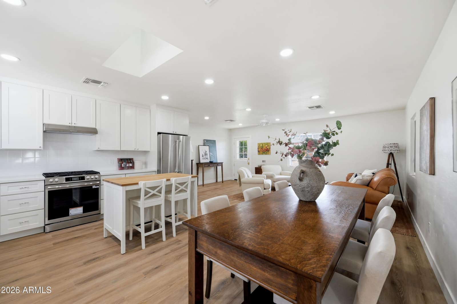 929 W TURNEY Avenue, Phoenix, AZ 85013 — photo 4 of 44