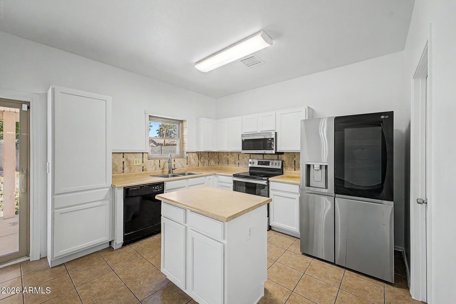 3210 S 64TH Avenue, Phoenix, AZ 85043 — photo 9 of 39
