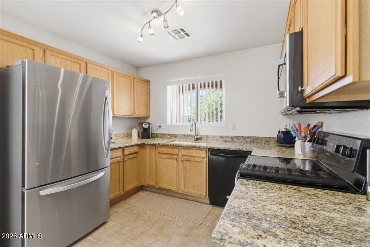 878 E SILVERSMITH Trail, San Tan Valley, AZ 85143 — photo 4 of 36