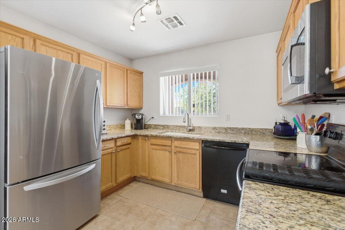 878 E SILVERSMITH Trail, San Tan Valley, AZ 85143 — photo 5 of 36