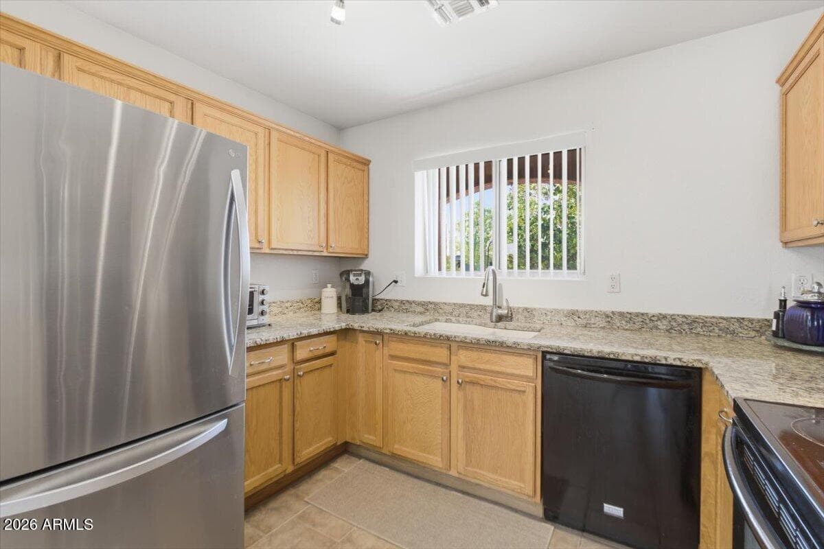 878 E SILVERSMITH Trail, San Tan Valley, AZ 85143 — photo 6 of 36