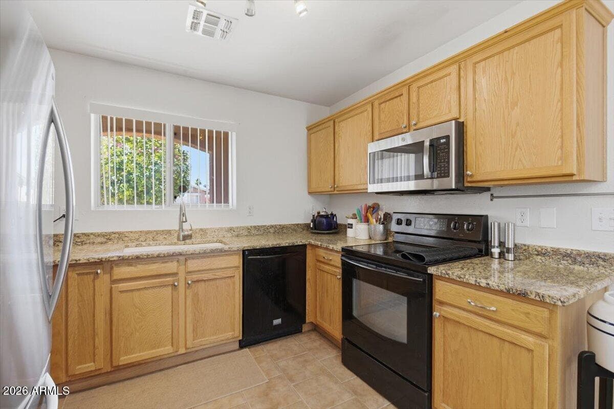 878 E SILVERSMITH Trail, San Tan Valley, AZ 85143 — photo 7 of 36