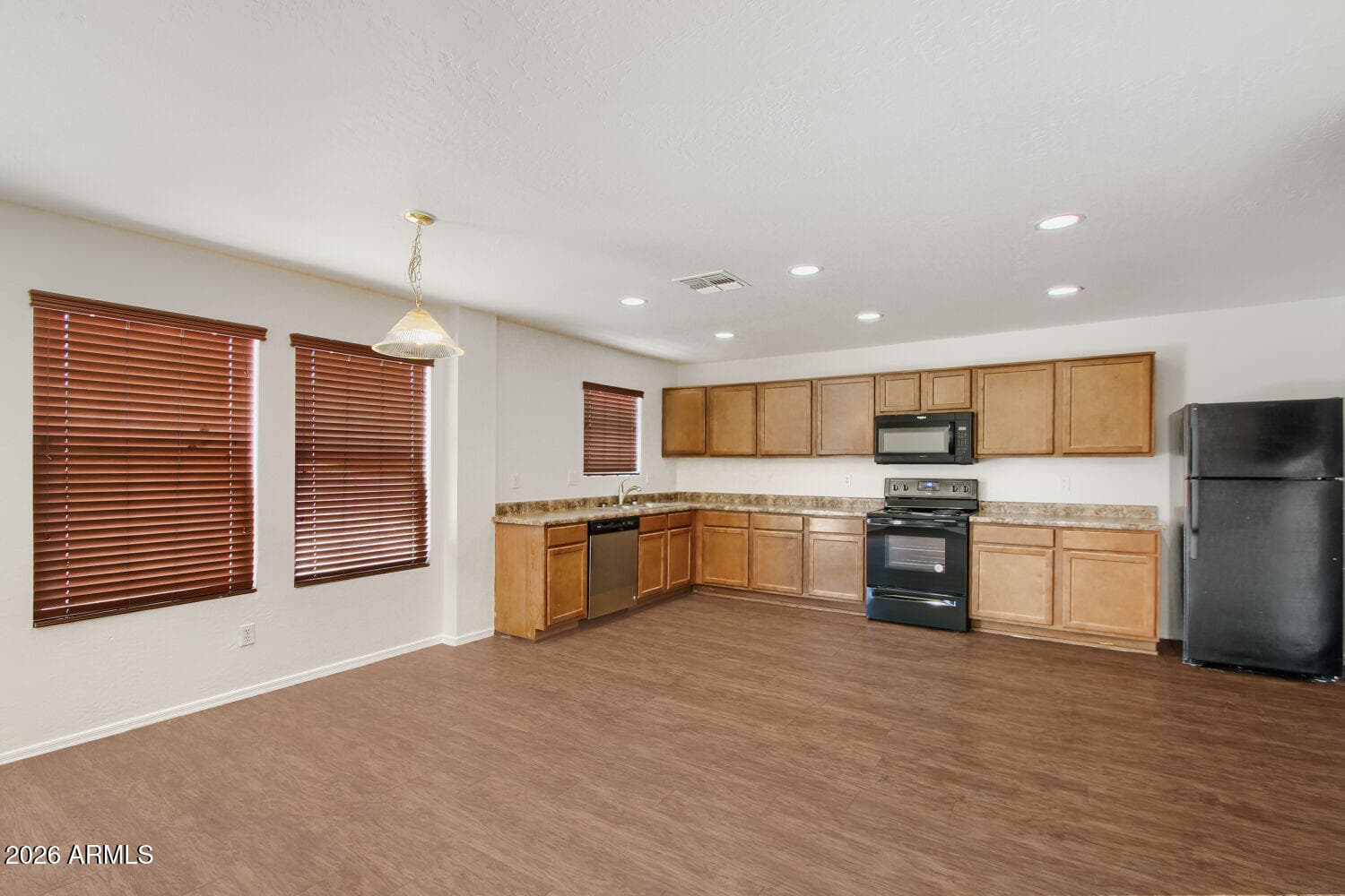 3219 W SAINT ANNE Avenue, Phoenix, AZ 85041 — photo 8 of 29