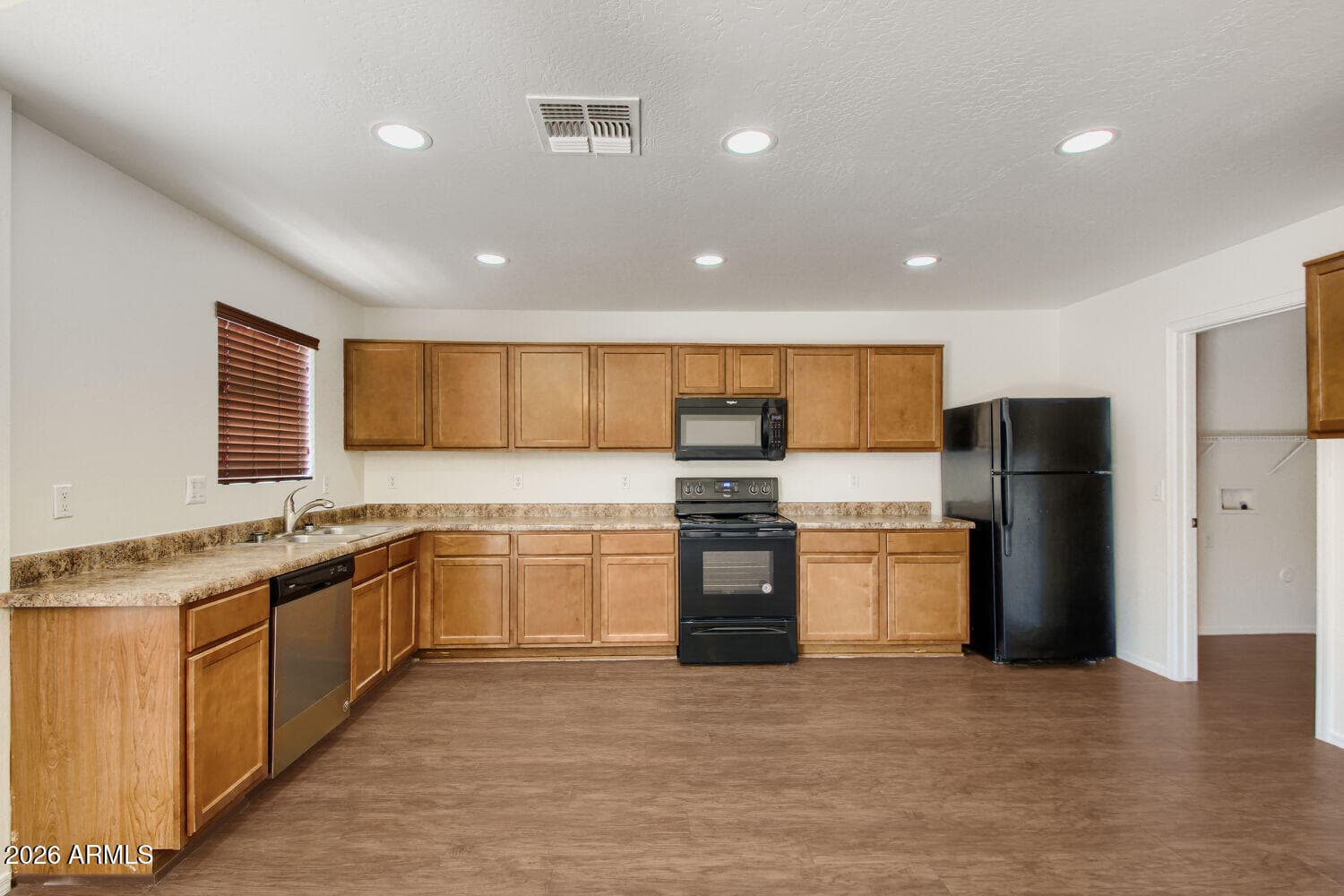 3219 W SAINT ANNE Avenue, Phoenix, AZ 85041 — photo 9 of 29
