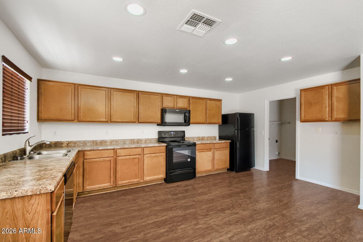 3219 W SAINT ANNE Avenue, Phoenix, AZ 85041 — photo 10 of 29