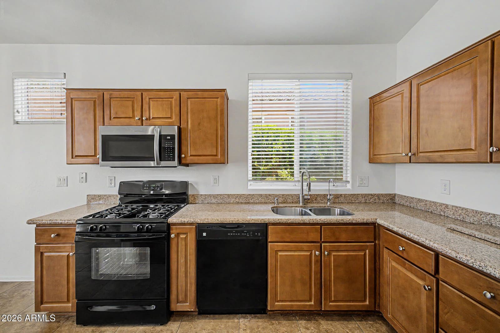 7229 S 39TH Way, Phoenix, AZ 85042 — photo 7 of 36