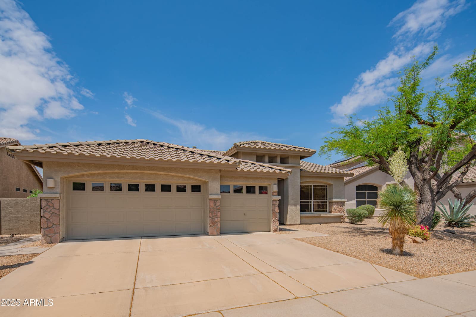 4374 E LARIAT Lane, Phoenix, AZ 85050 — photo 3 of 61