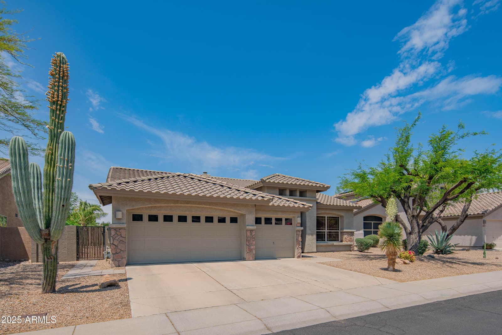 4374 E LARIAT Lane, Phoenix, AZ 85050 — photo 5 of 61