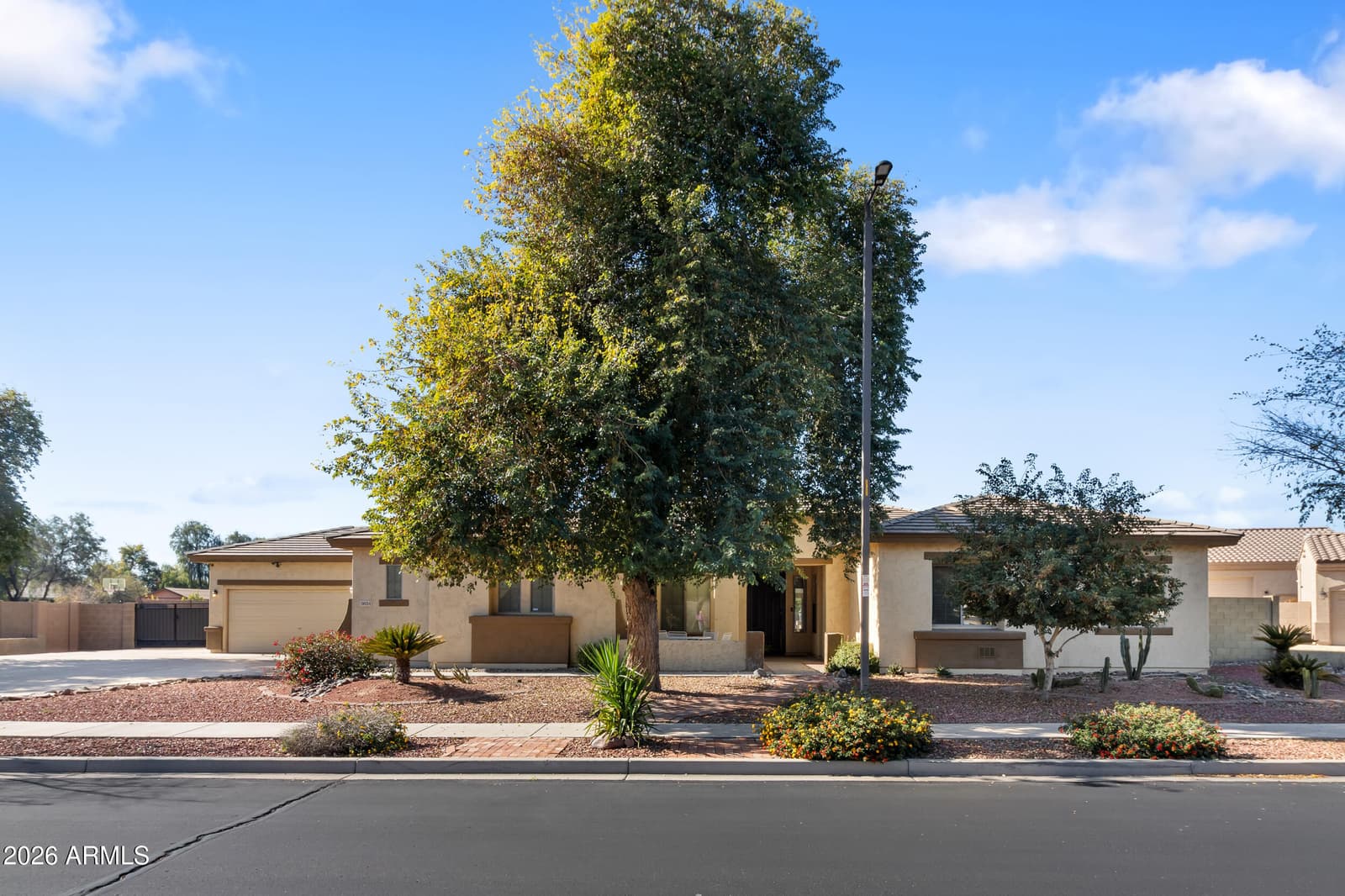 5634 N 82ND Avenue, Glendale, AZ 85303 — photo 2 of 23